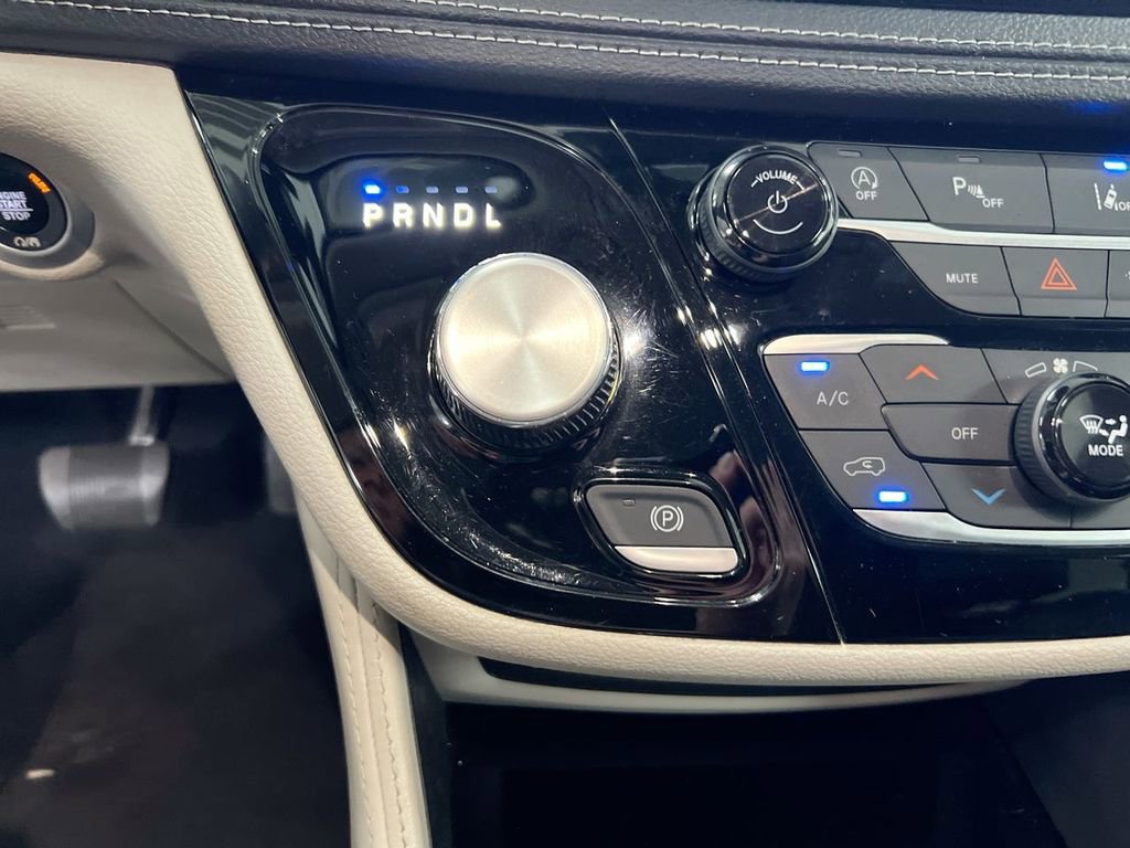 Used 2023 Chrysler Pacifica Limited image 18