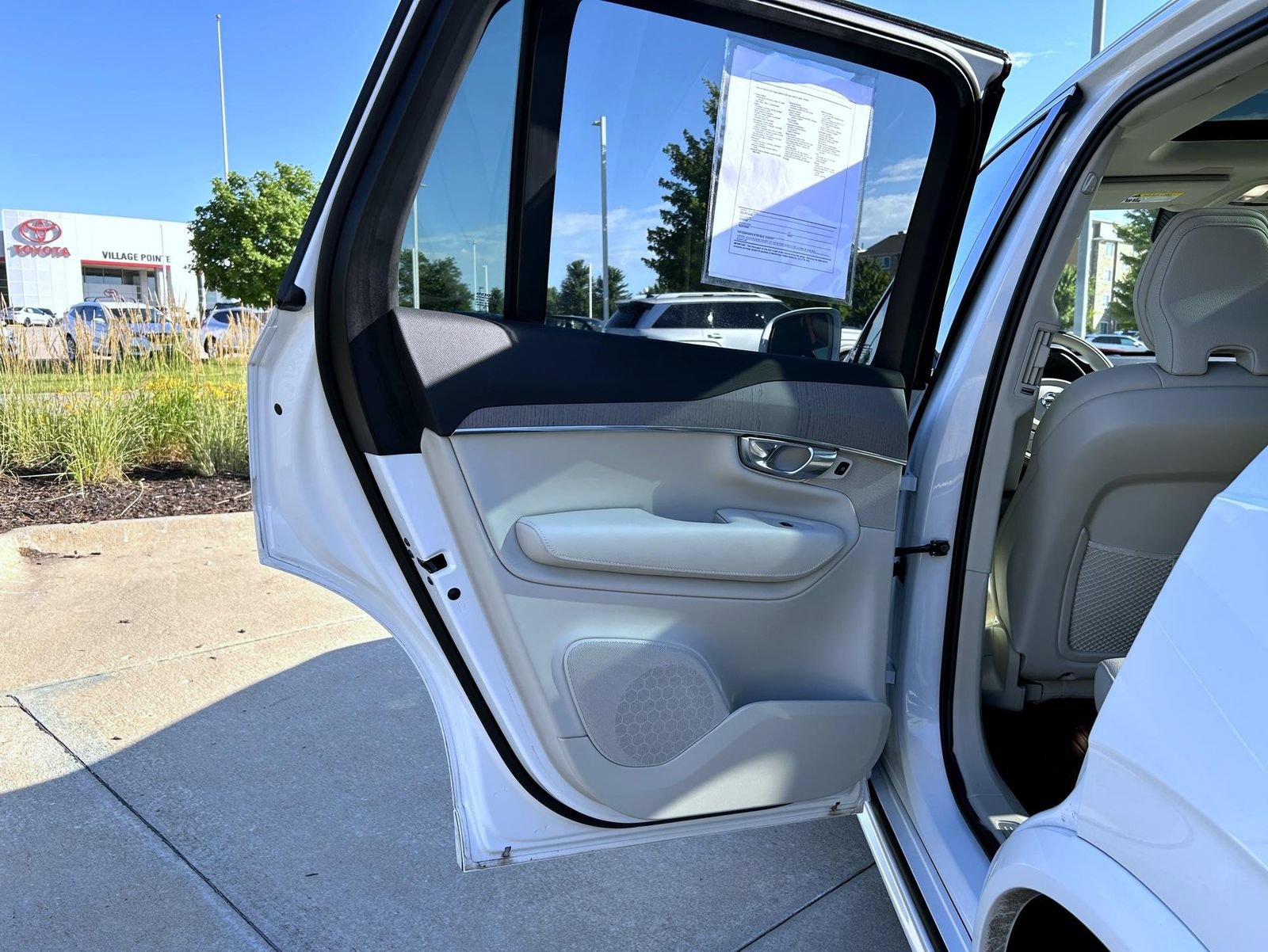 Used 2025 Volvo XC90 B6 Plus w/ Protection Package AWD/4WD image 22