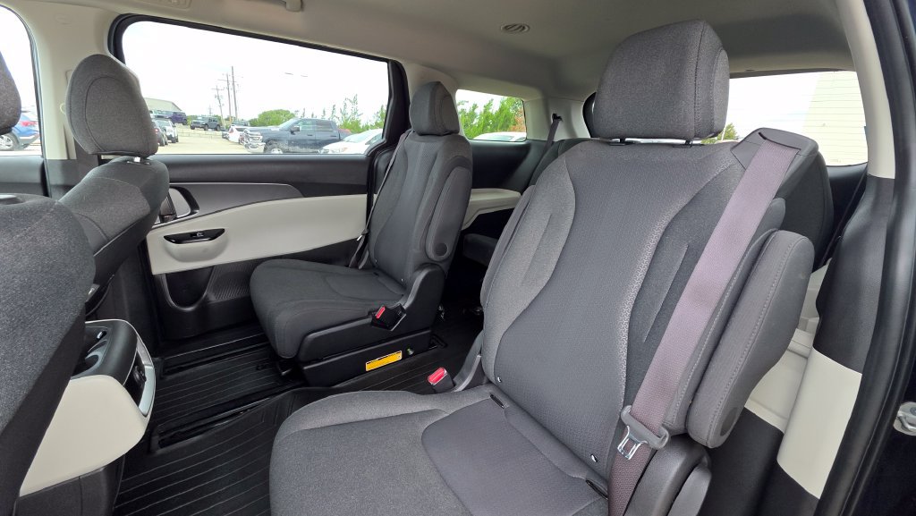 Used 2022 Kia Carnival LX FWD image 13