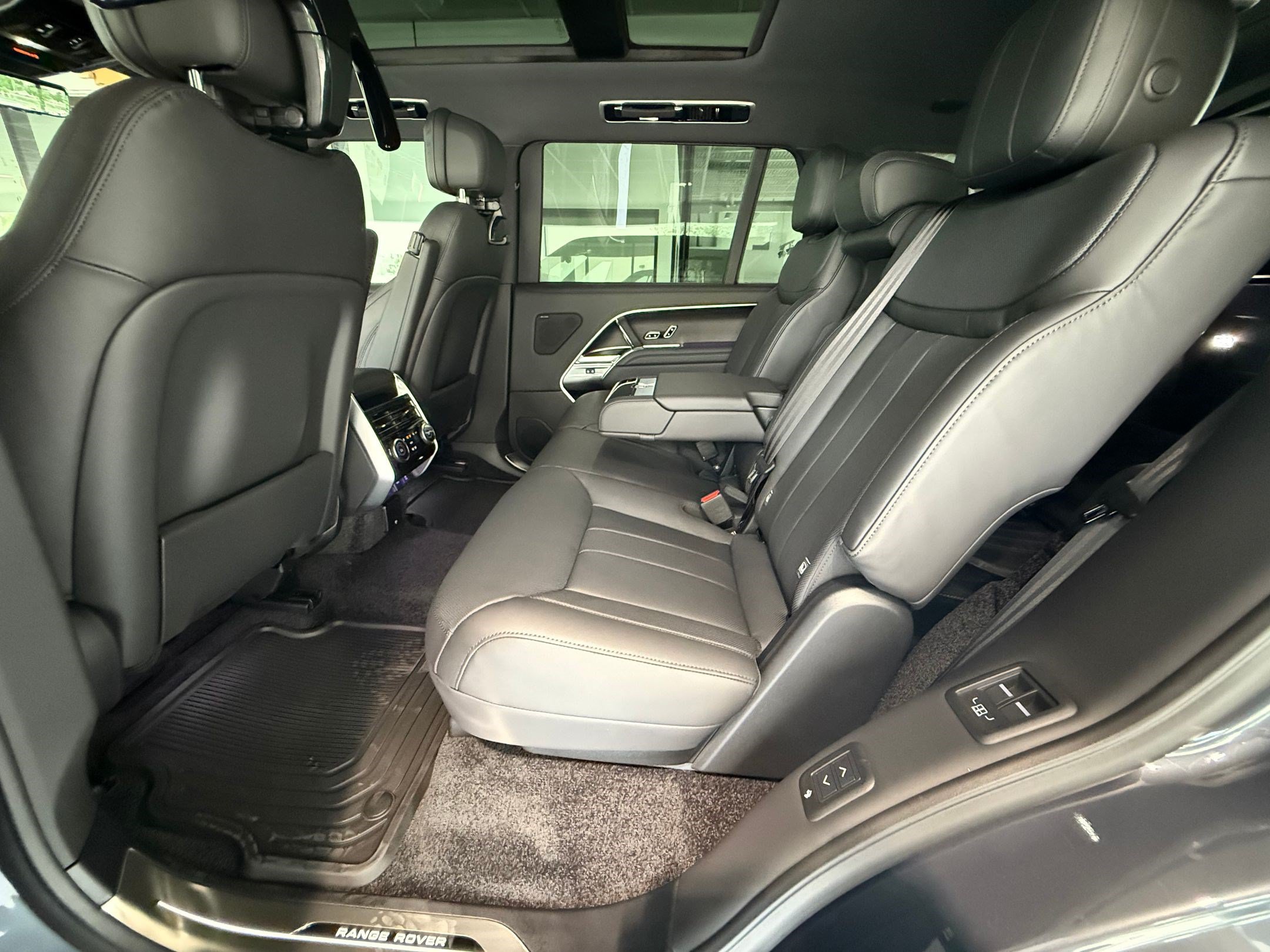 New 2026 Land Rover Range Rover Long Wheelbase SE AWD/4WD image 13