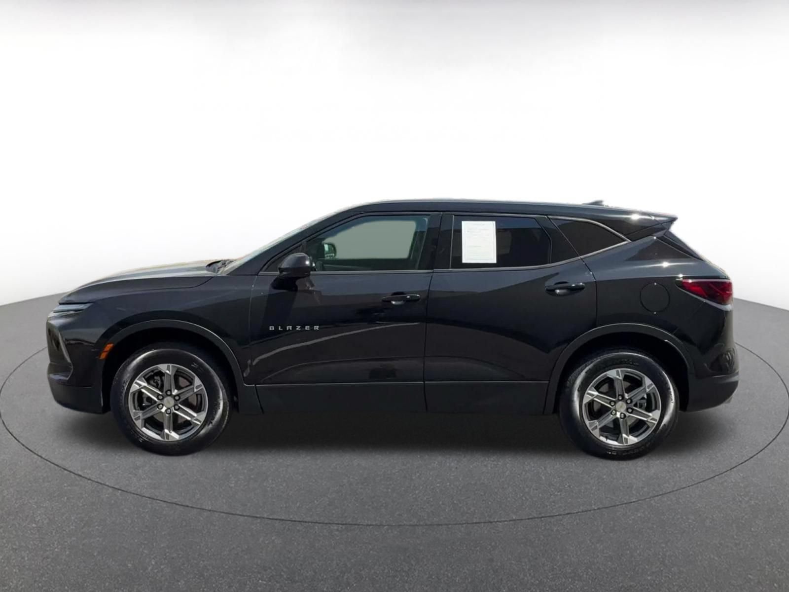 Used 2025 Chevrolet Blazer LT FWD image 9