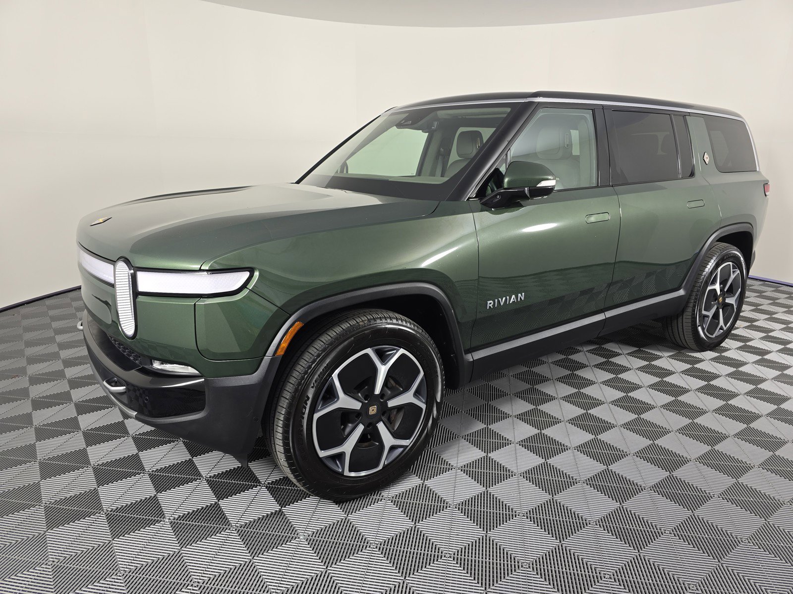 Used 2024 Rivian R1S Adventure AWD/4WD image 1