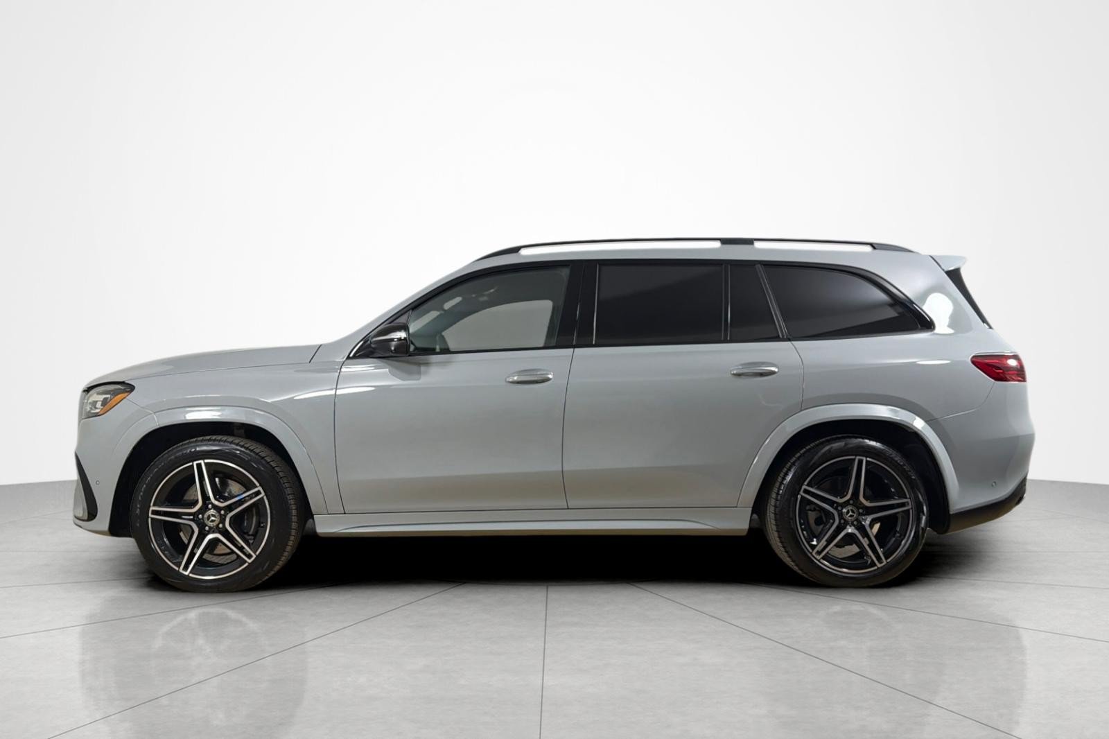 Used 2024 Mercedes-Benz GLS 450 4MATIC image 2