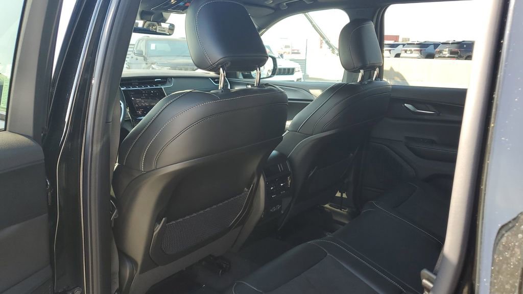 New 2025 Jeep Grand Cherokee Altitude image 15