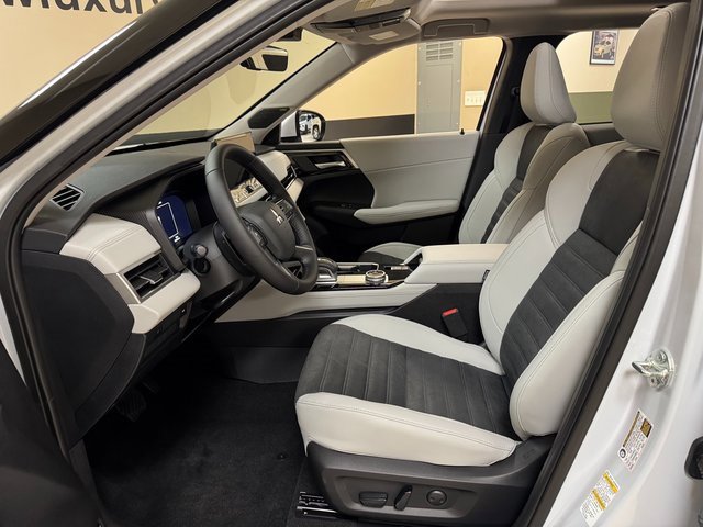 New 2025 Mitsubishi Outlander SE image 8