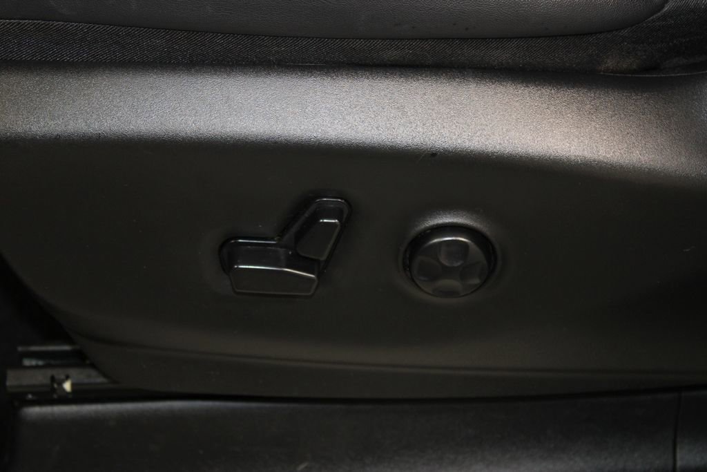 Used 2024 Chrysler Pacifica Touring-L image 14