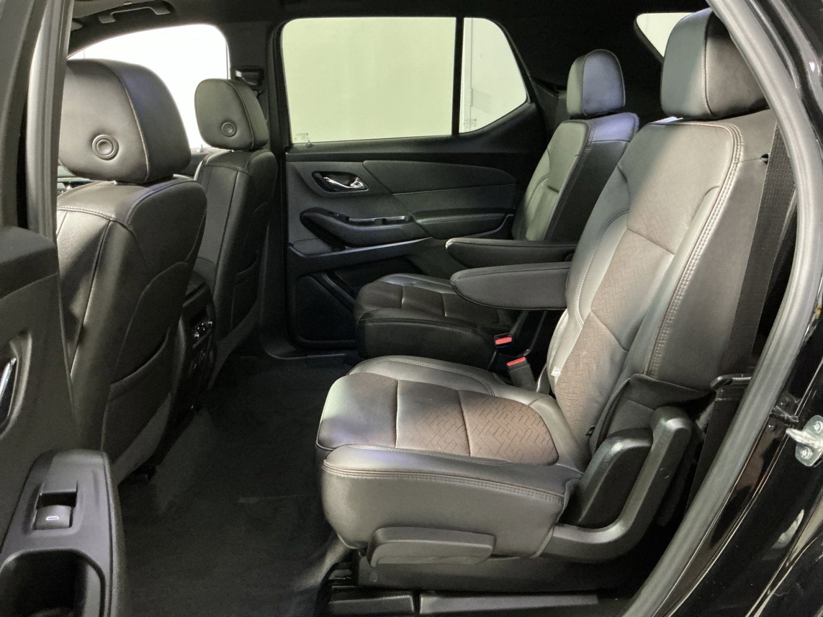 Used 2023 Chevrolet Traverse High Country image 32