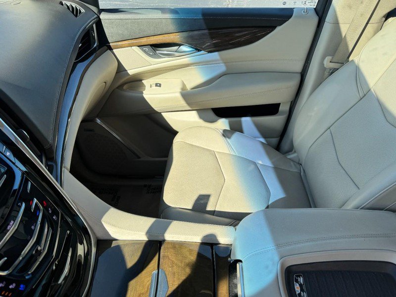 Used 2019 Cadillac Escalade ESV Luxury AWD/4WD image 16