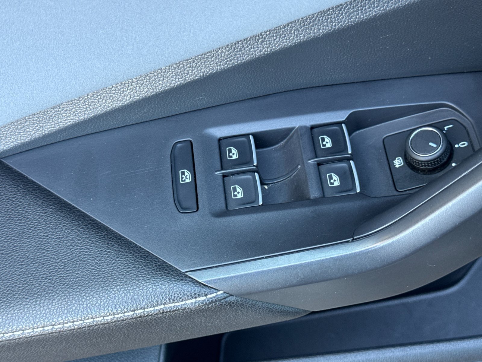 Used 2025 Volkswagen Jetta SE FWD image 12