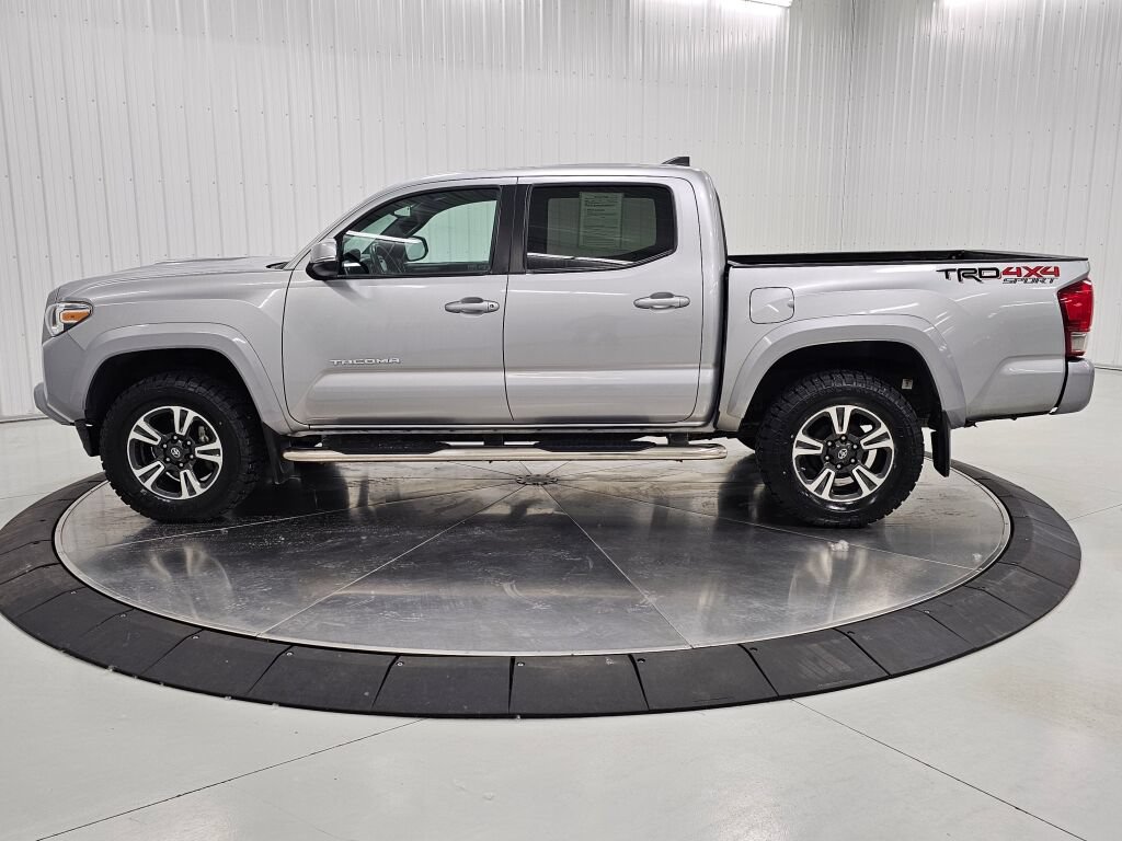 Used 2017 Toyota Tacoma TRD Sport w/ Tow Package (A/T) AWD/4WD image 2