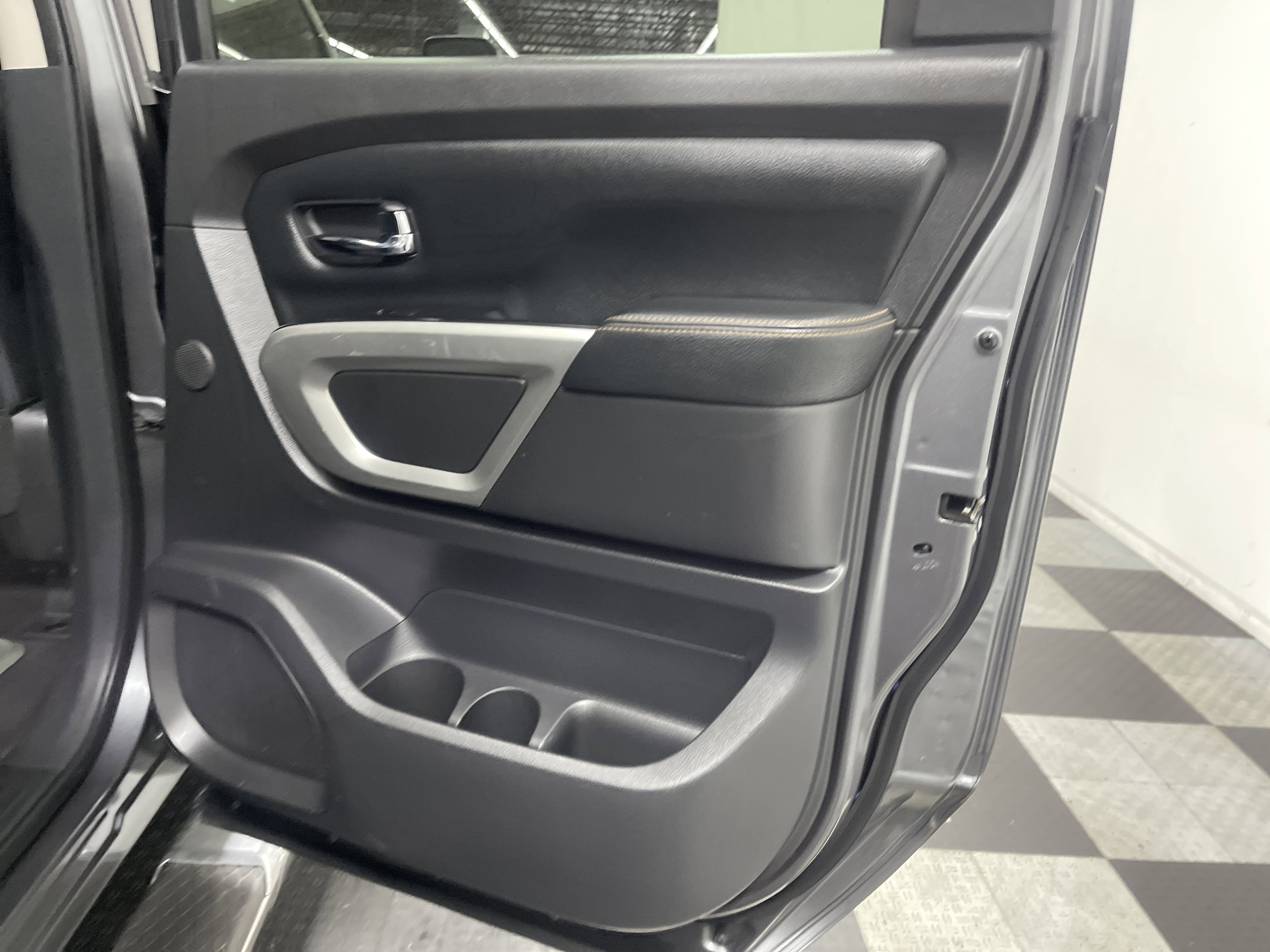 Used 2016 Nissan Titan SL AWD/4WD image 18