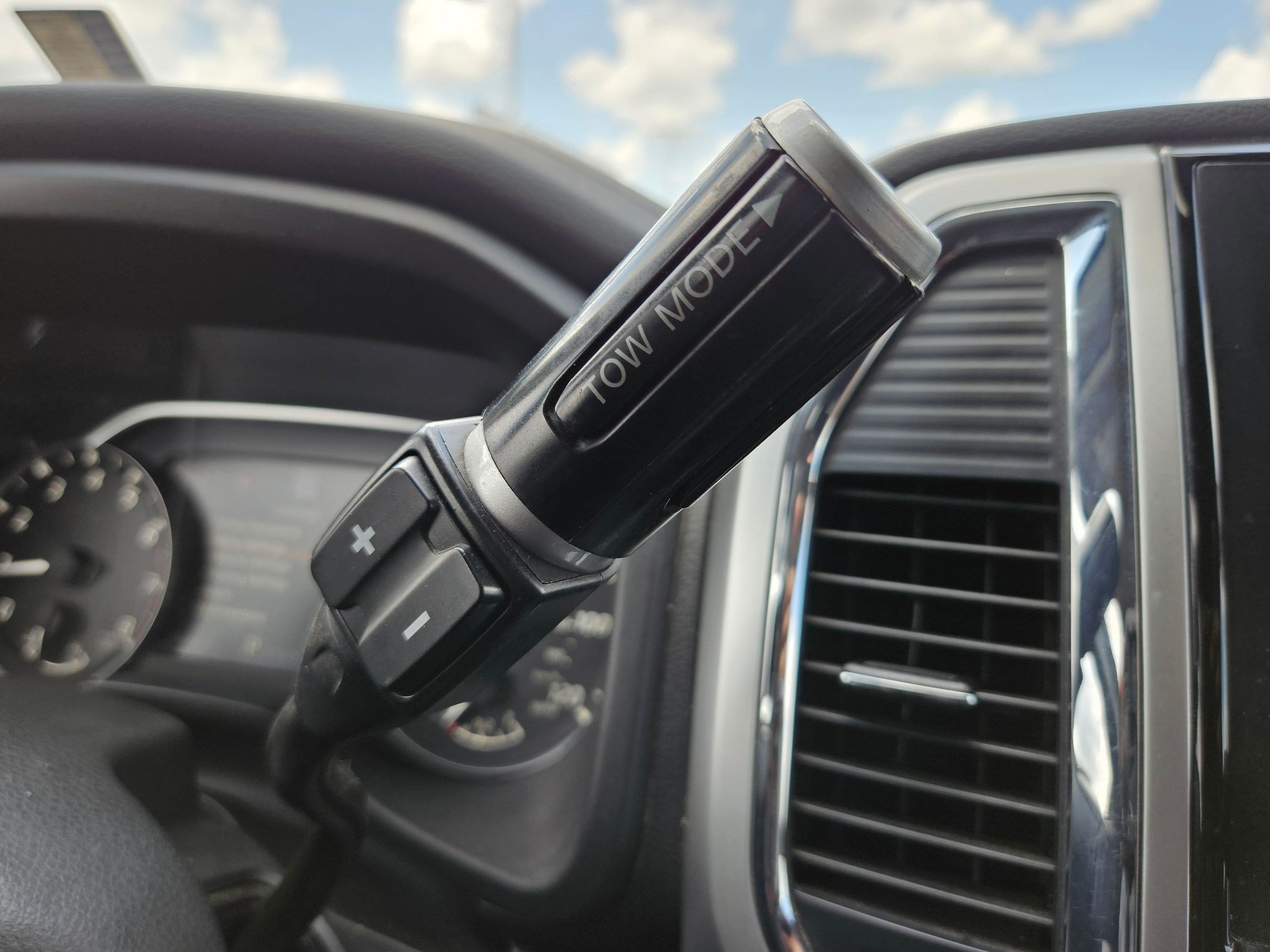 Used 2020 Nissan Titan SV w/ SV Convenience Package RWD image 26