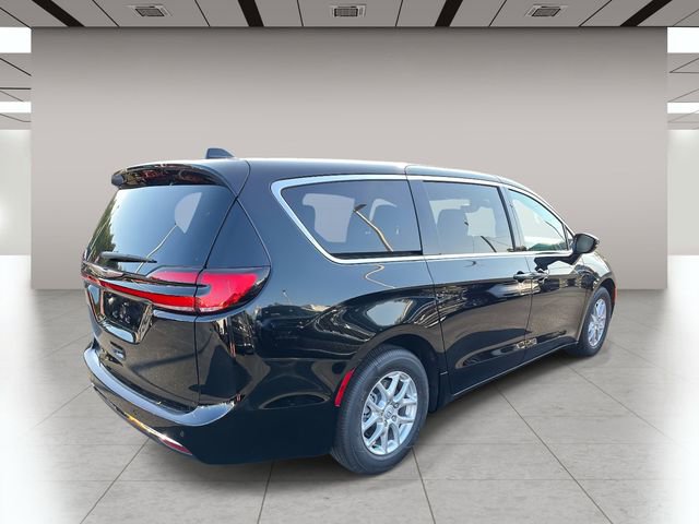 New 2026 Chrysler Pacifica Select image 3