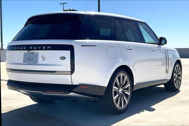 Used 2023 Land Rover Range Rover SE image 2