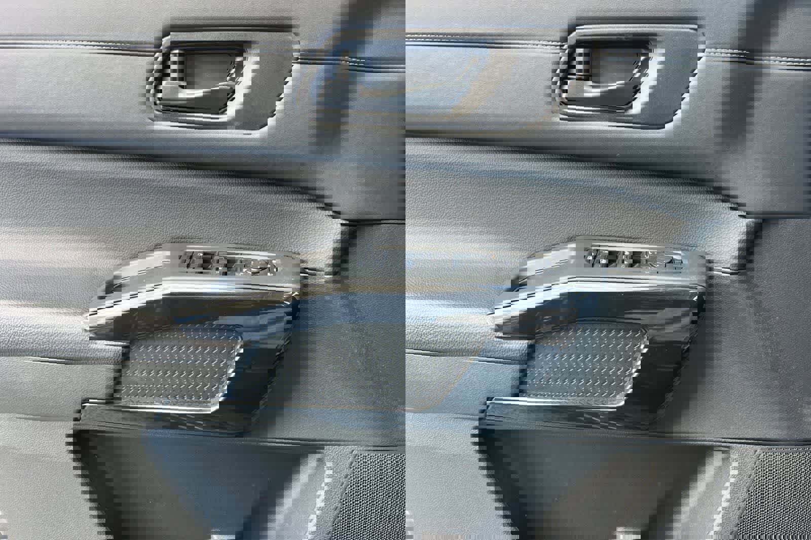 Used 2025 Nissan Pathfinder S image 15