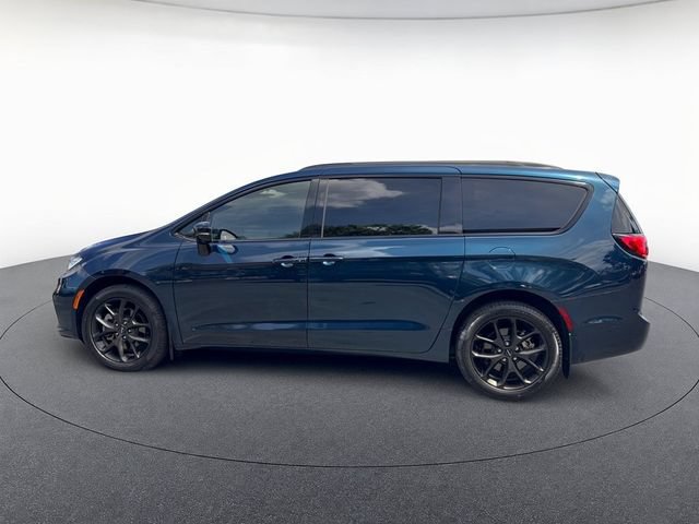 Used 2023 Chrysler Pacifica Limited w/ Uconnect Theater Family Group AWD/4WD image 3