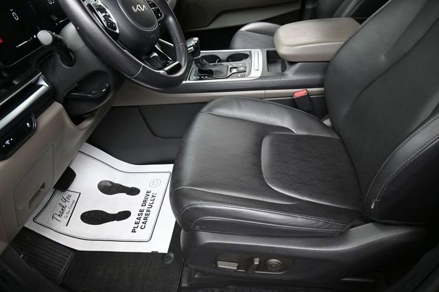 Used 2025 Kia Carnival FWD image 15