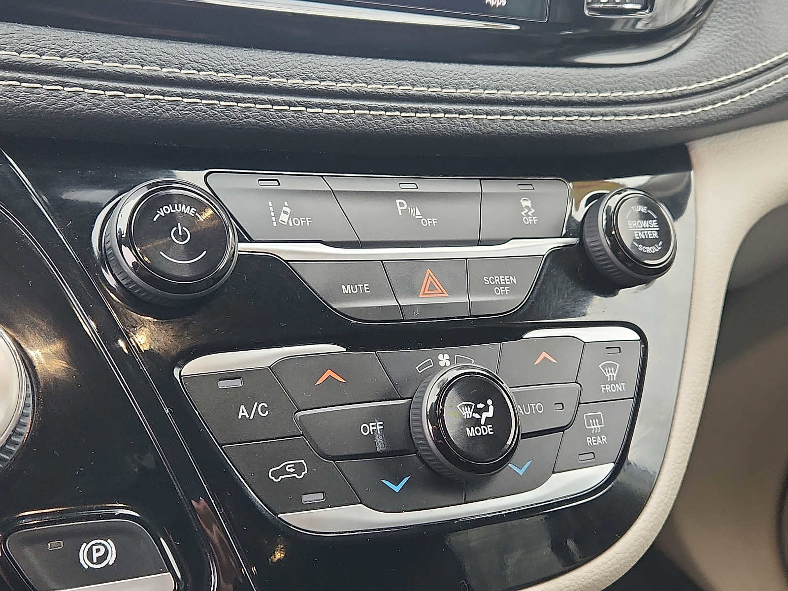 Used 2022 Chrysler Pacifica Touring-L image 15