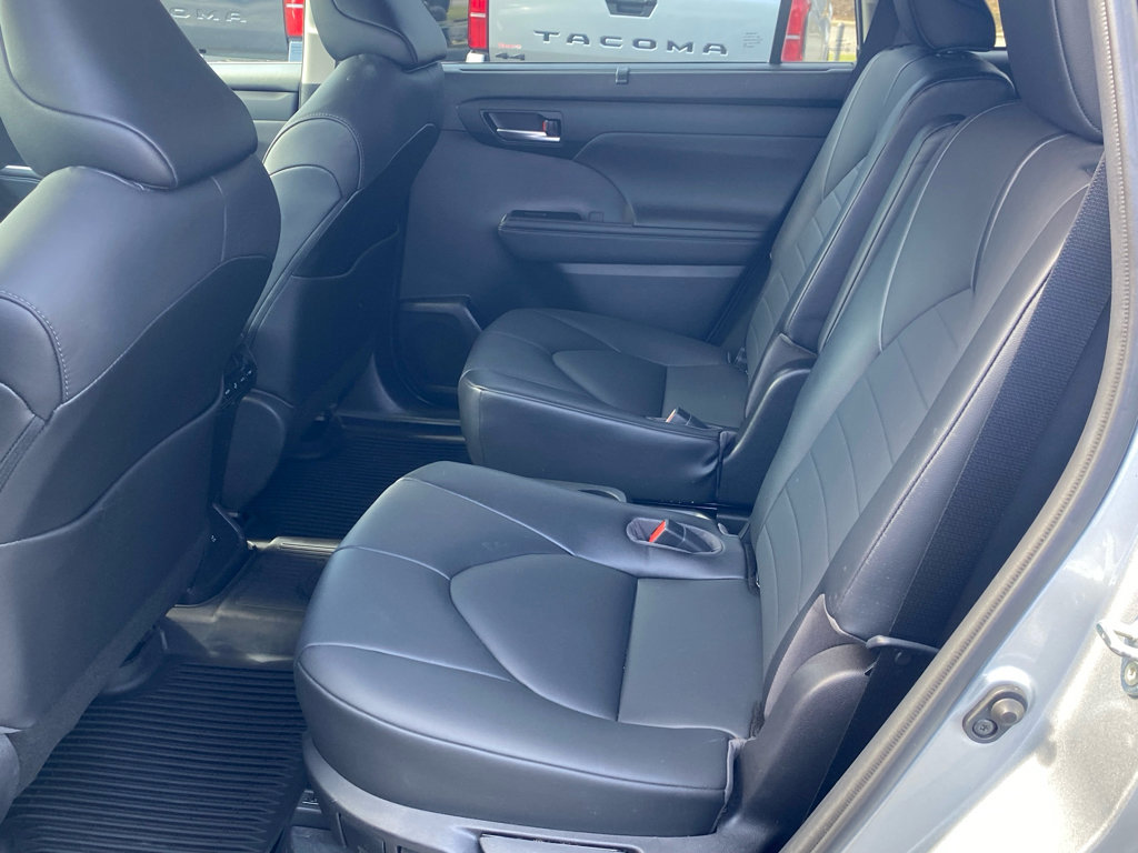 Used 2021 Toyota Highlander XLE image 7