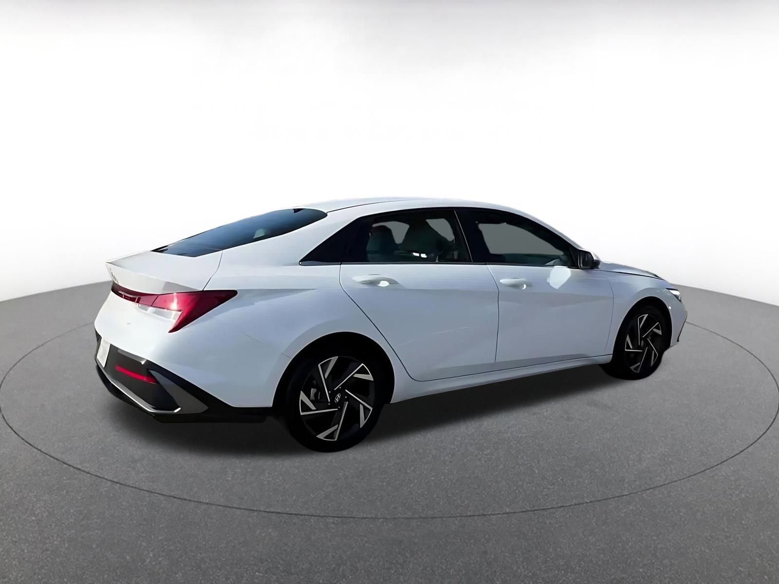 Used 2025 Hyundai Elantra Limited image 15