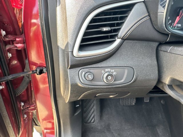 Used 2019 Chevrolet Trax LT w/ LT Convenience Package FWD image 20