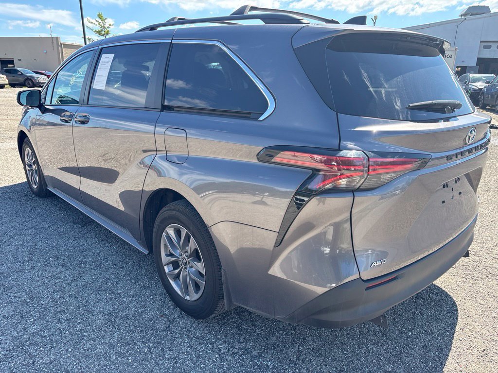 Used 2022 Toyota Sienna LE AWD/4WD image 3