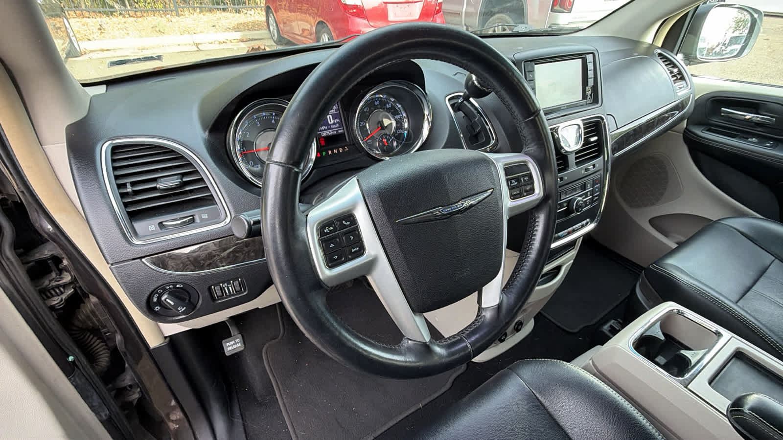 Used 2015 Chrysler Town & Country Touring FWD image 10
