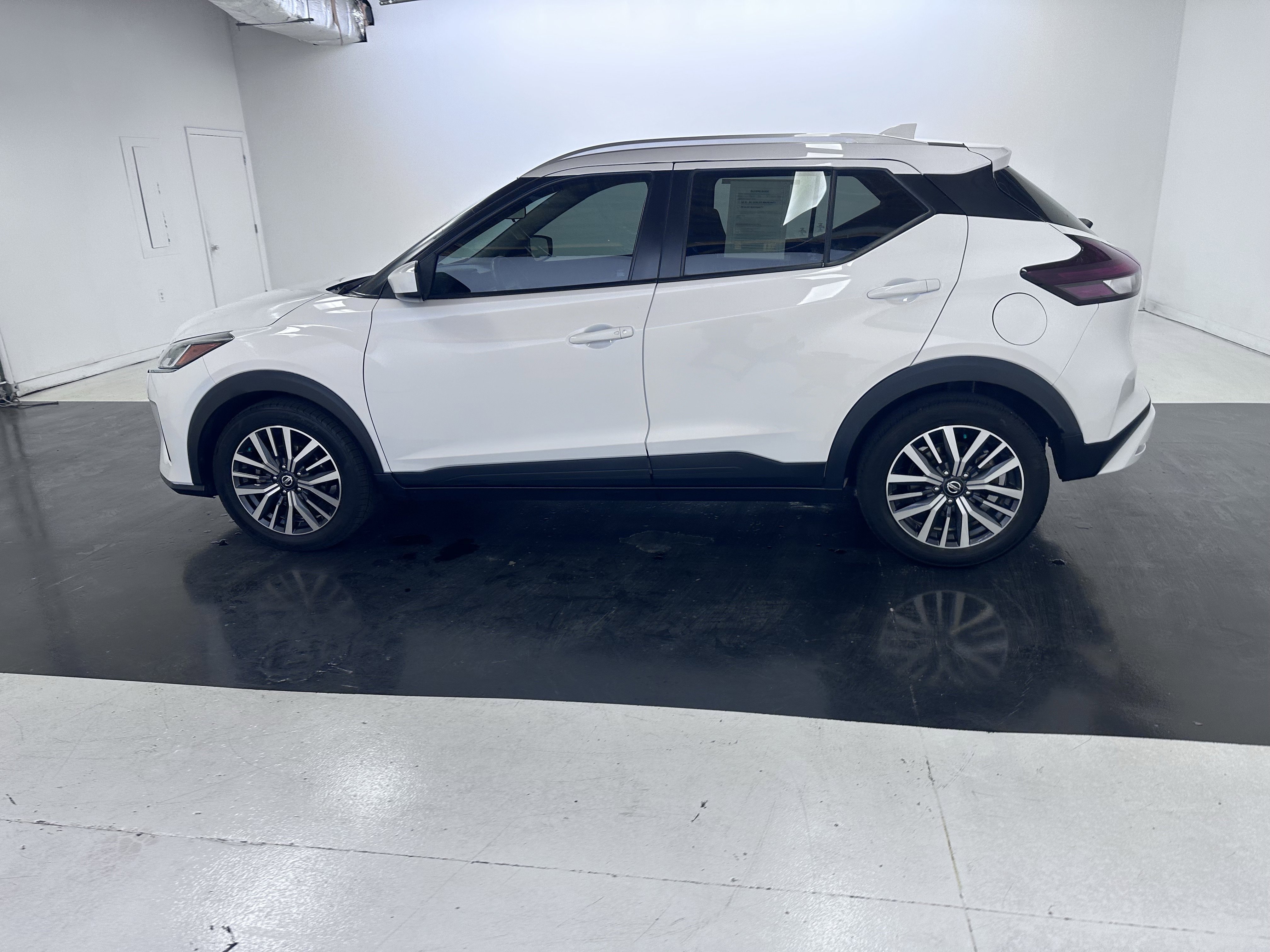 Used 2021 Nissan Kicks SV image 11