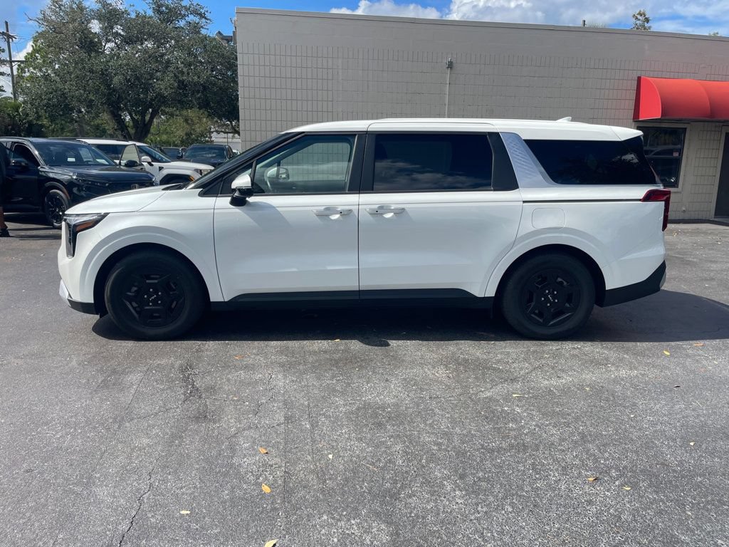 Used 2026 Kia Carnival FWD image 2