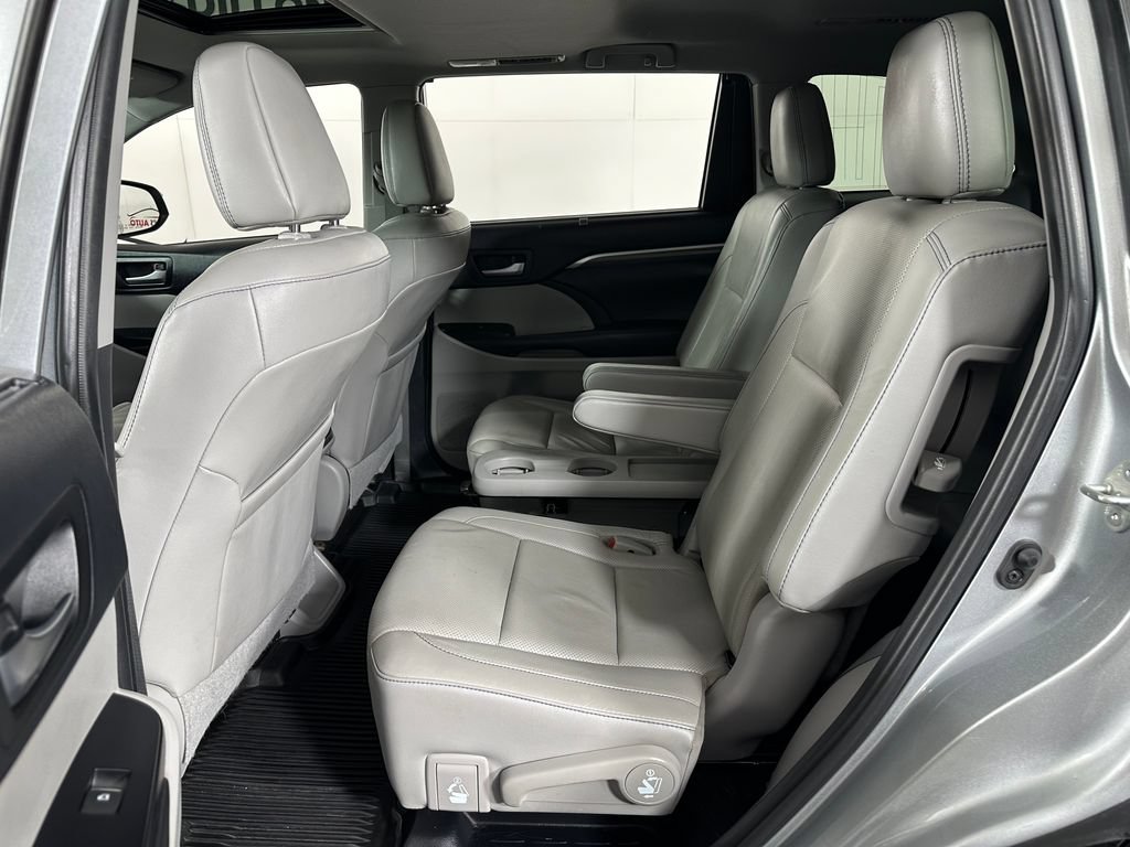 Used 2019 Toyota Highlander Limited w/ Carpet Mat Package (TMS) AWD/4WD image 20