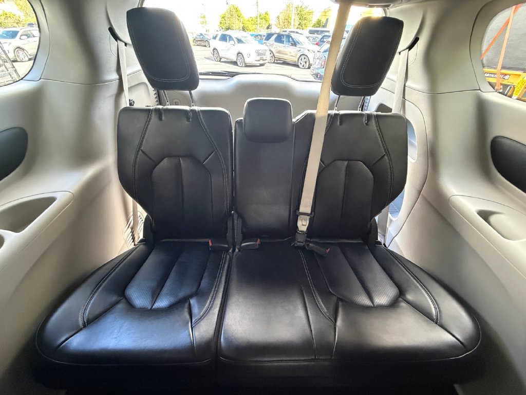 Used 2023 Chrysler Pacifica Touring-L FWD image 40