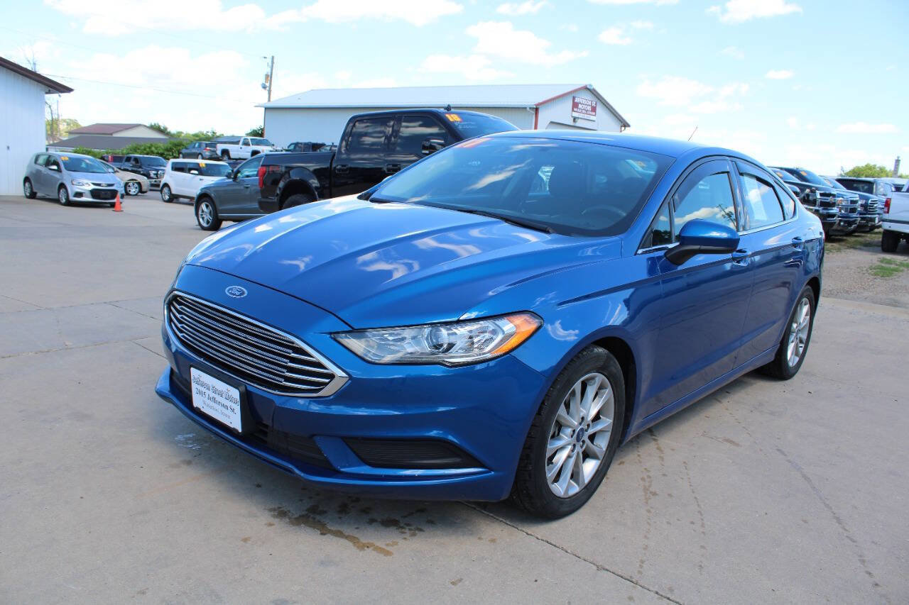 Used 2017 Ford Fusion SE w/ Fusion SE Technology Package FWD image 2