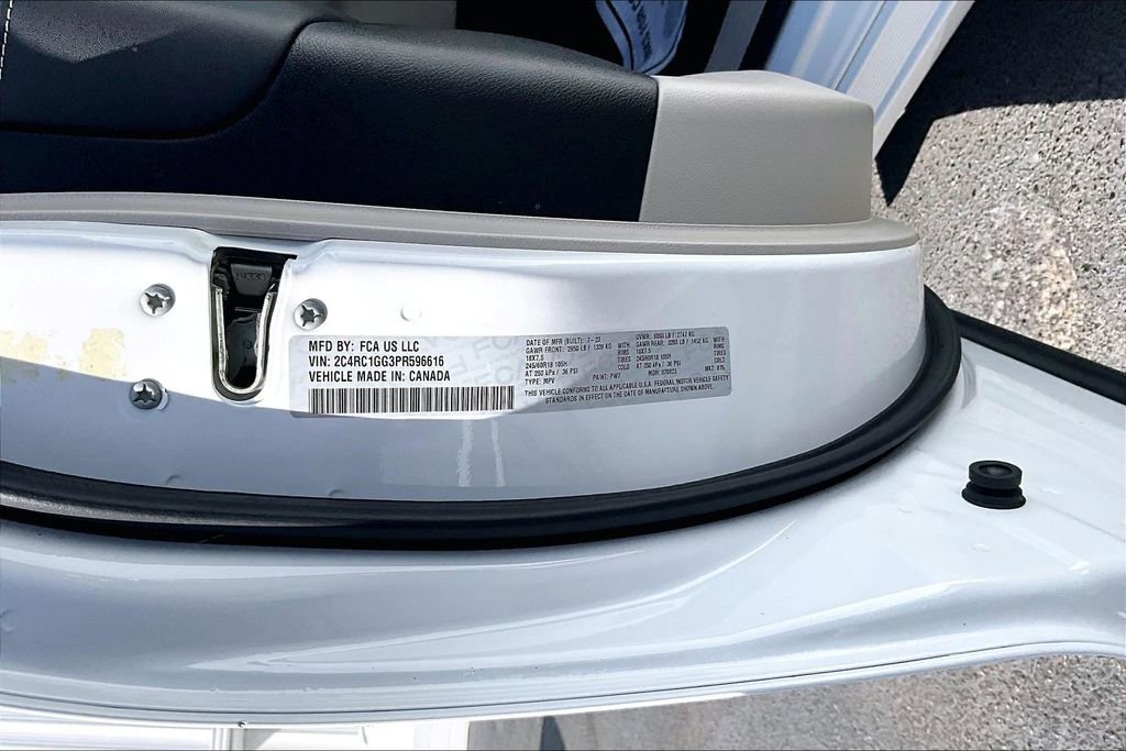 Used 2023 Chrysler Pacifica Limited image 19