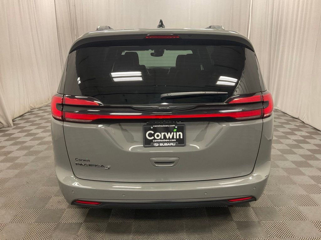 Used 2023 Chrysler Pacifica Touring-L w/ Uconnect Theater Family Group FWD image 5