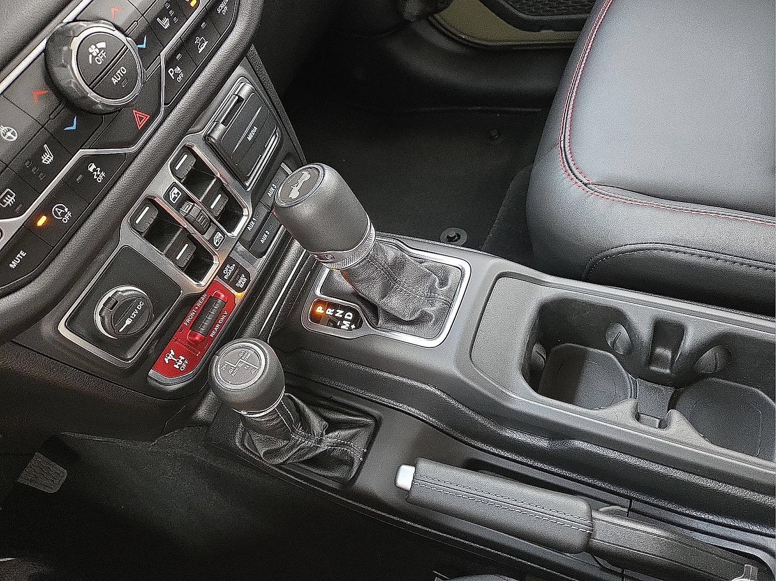 Used 2025 Jeep Wrangler Unlimited Rubicon AWD/4WD image 19