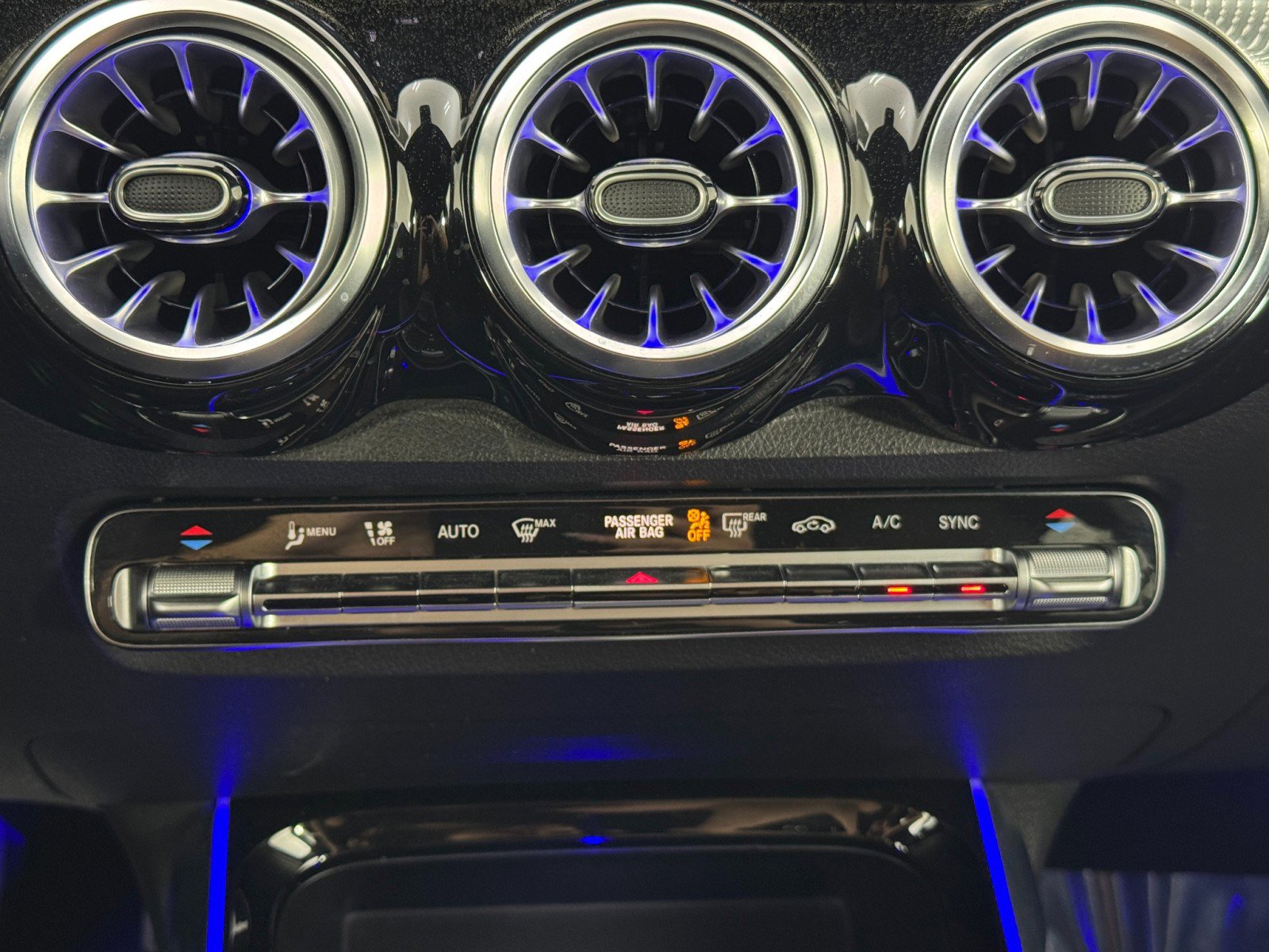 Used 2022 Mercedes-Benz GLB 250 w/ Premium Package Lite image 29