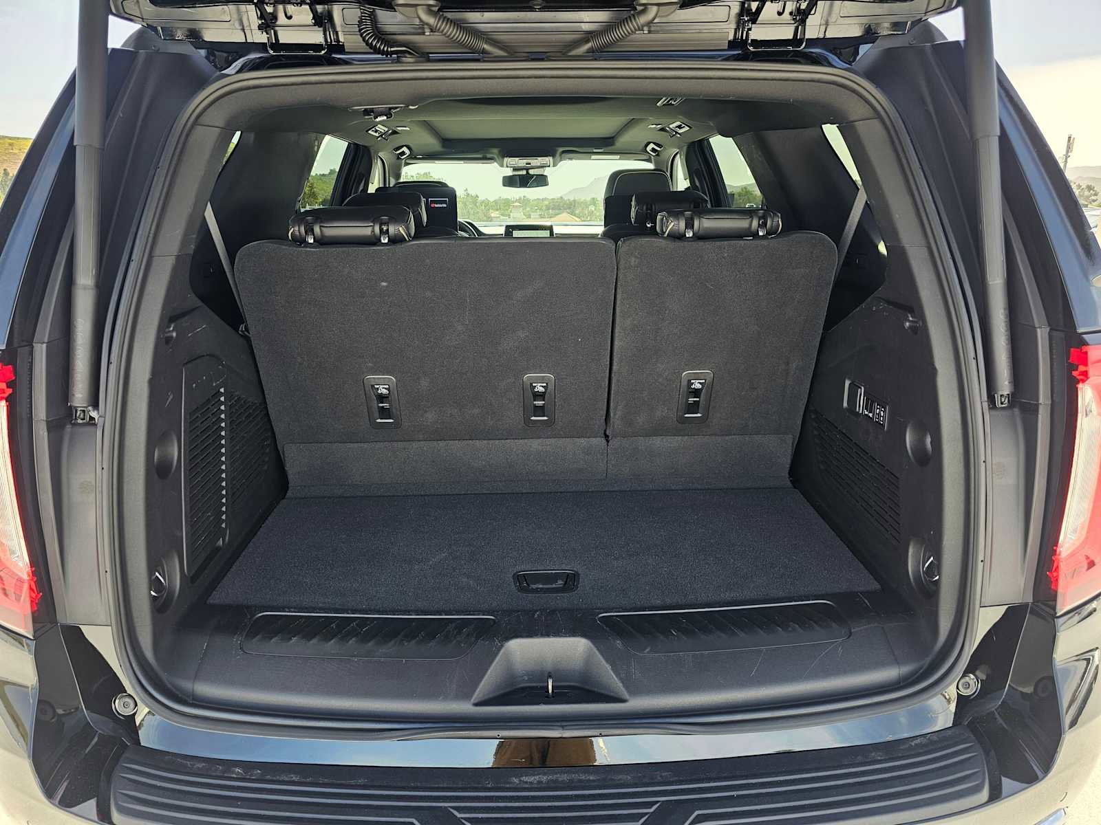 Used 2023 GMC Yukon SLT w/ SLT Premium Package image 16