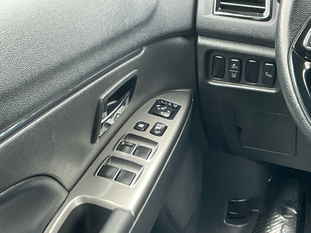 Used 2024 Mitsubishi Outlander Sport SE AWD/4WD image 19