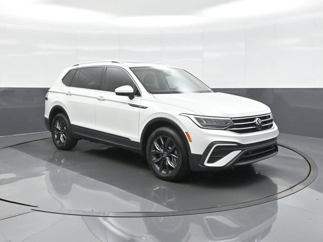 Used 2023 Volkswagen Tiguan SE w/ Panoramic Sunroof Package