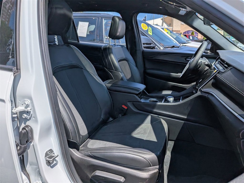 Used 2025 Jeep Grand Cherokee L Altitude image 27