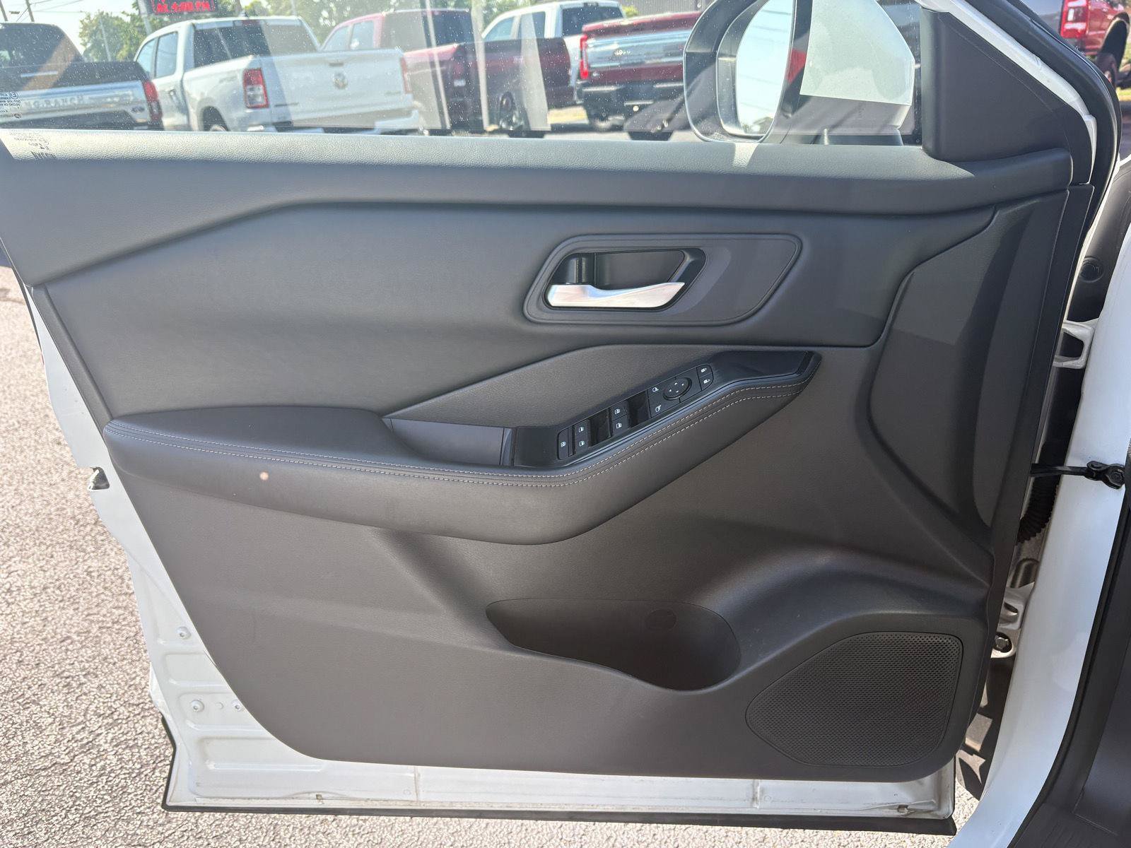 Used 2025 Nissan Rogue SV AWD/4WD image 3