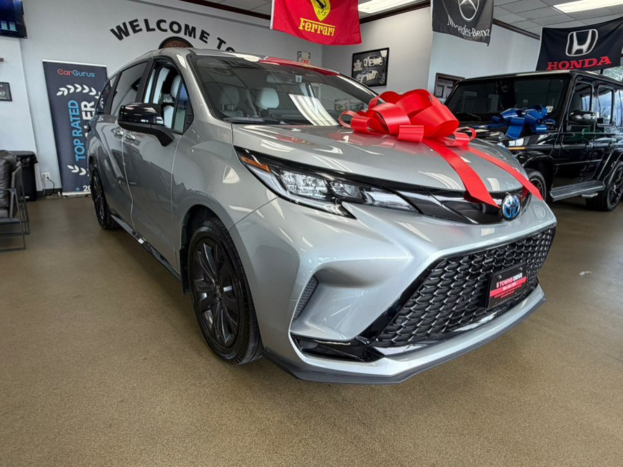 Used 2025 Toyota Sienna XSE FWD image 5