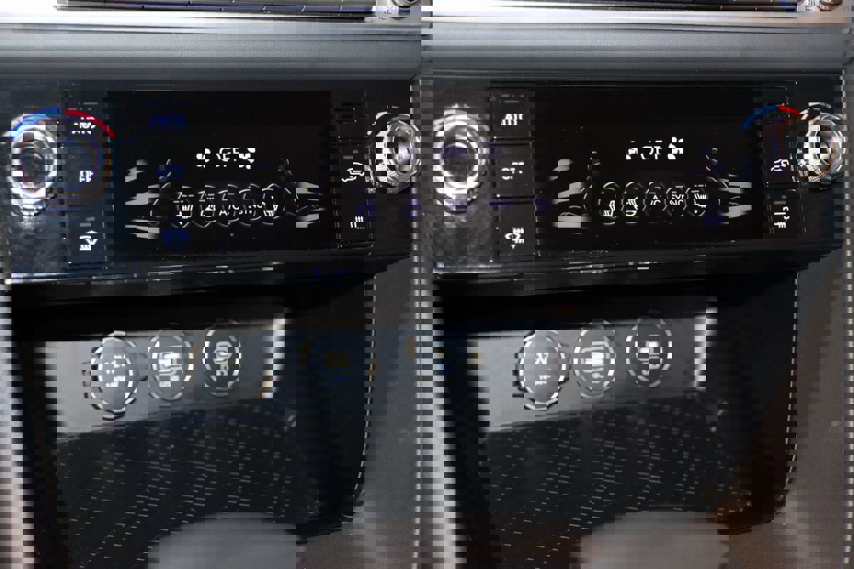 Used 2025 Genesis G70 2.5T image 41