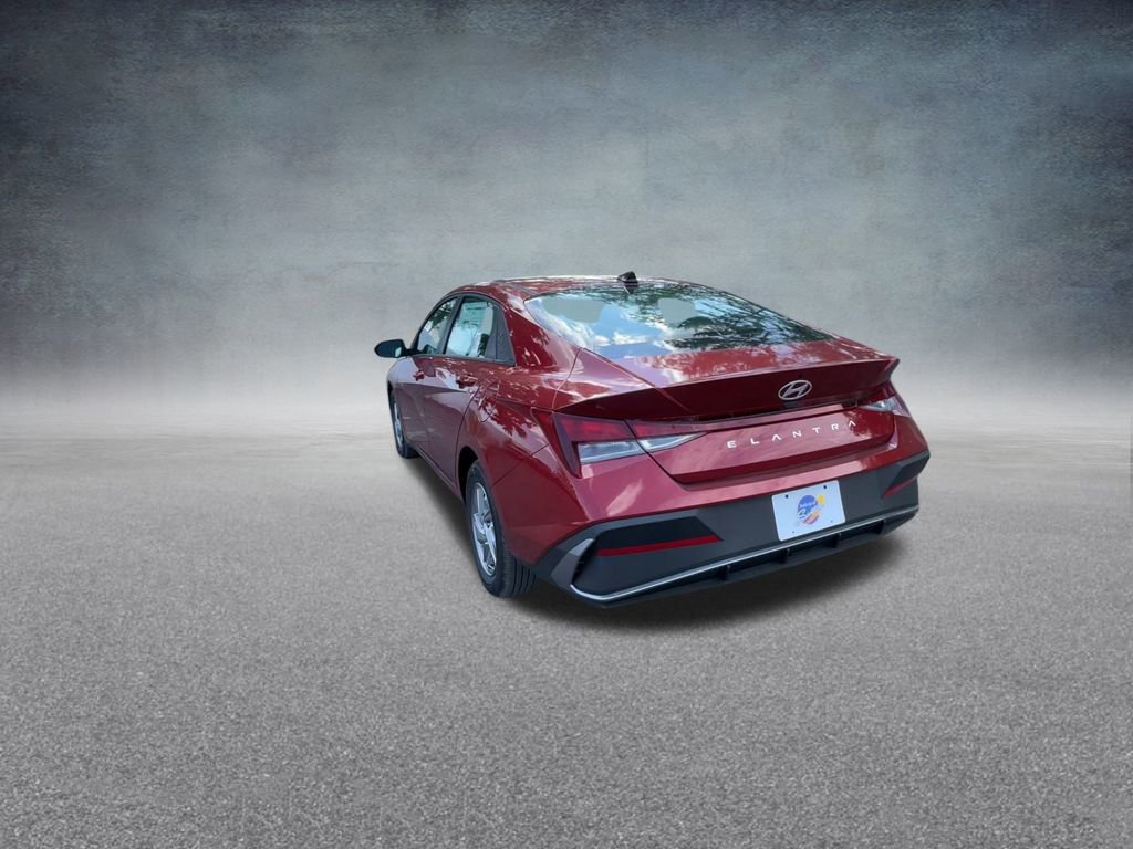 Used 2025 Hyundai Elantra SE image 19
