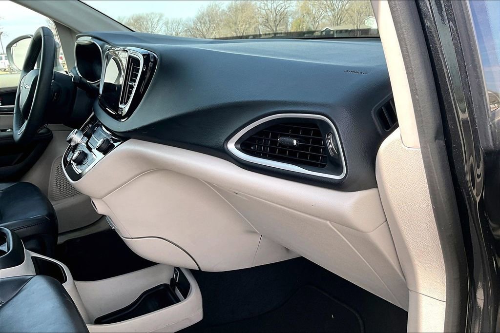 Used 2023 Chrysler Pacifica Touring-L image 14