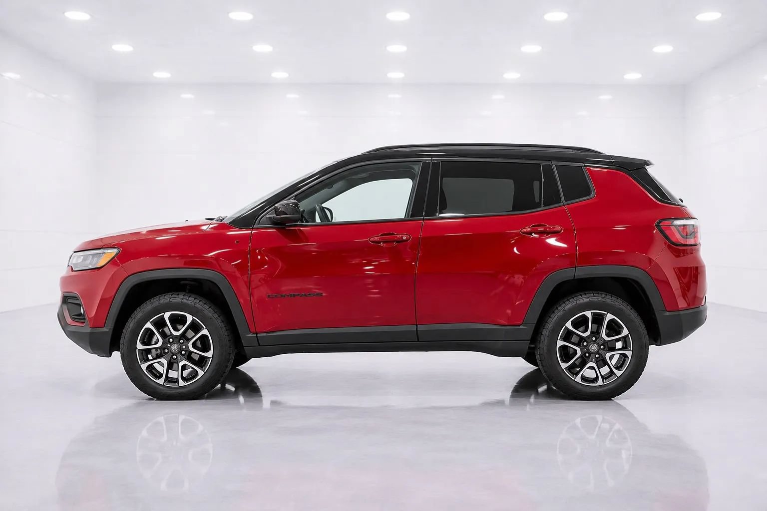 Used 2025 Jeep Compass Trailhawk AWD/4WD image 2