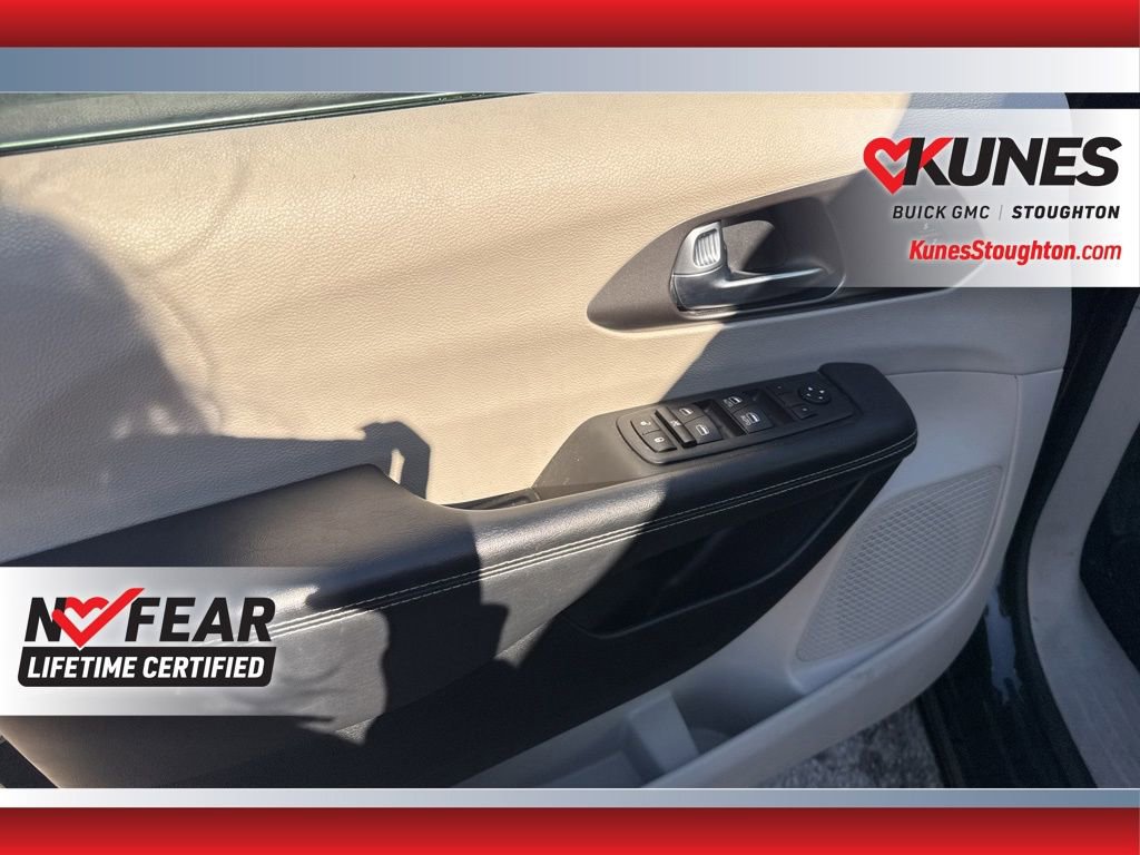 Used 2023 Chrysler Pacifica Touring-L image 19