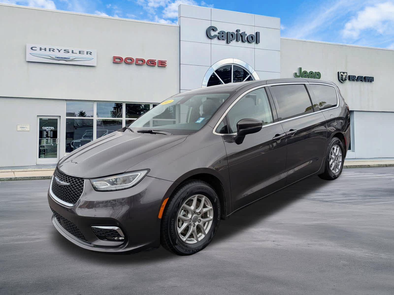 Used 2023 Chrysler Pacifica Touring-L FWD image 7