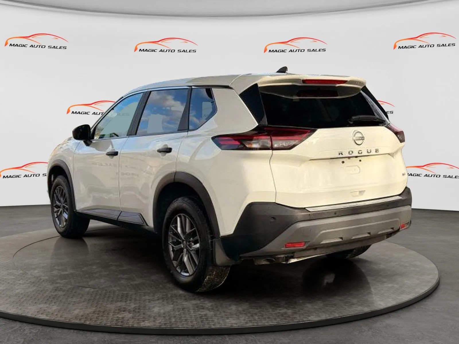 Used 2023 Nissan Rogue S AWD/4WD image 7