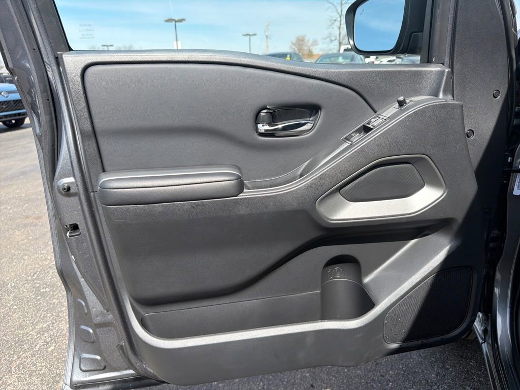 Used 2025 Nissan Frontier SV image 12